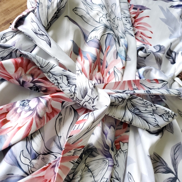 LE ROSE Women's Floral Satin Fleur Lace Trim Robe Small - Picture 7 of 16